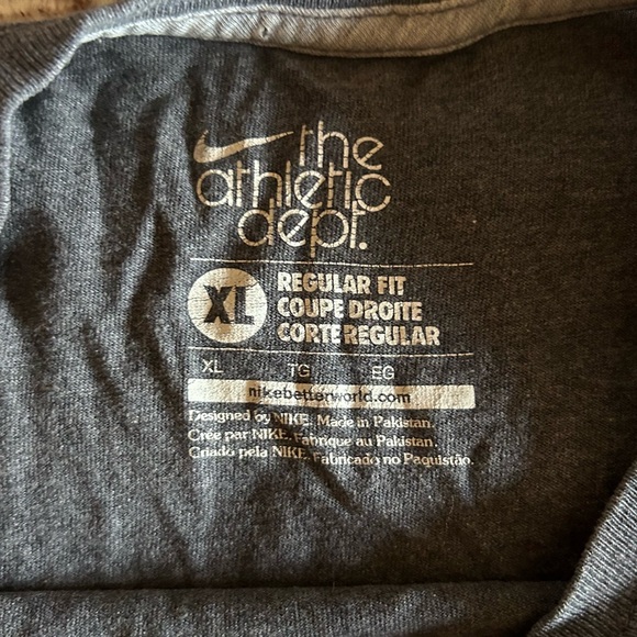 Nike Gray Graphic T-Shirt - Picture 3 of 3